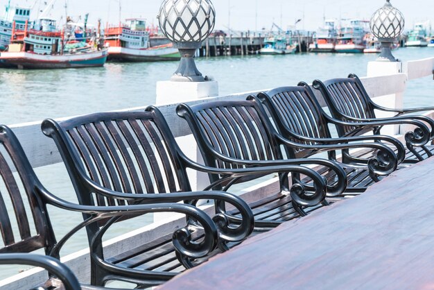 chaise et table à la terrasse restaurant avec vue sur la mer