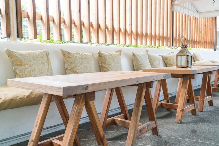 Photo gratuit une chaise et une table vides