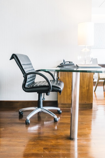 Chaise de travail en cuir noir