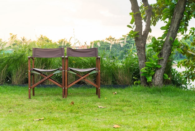 Chaise vide dans le parc