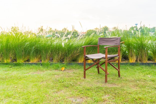 Chaise vide dans le parc