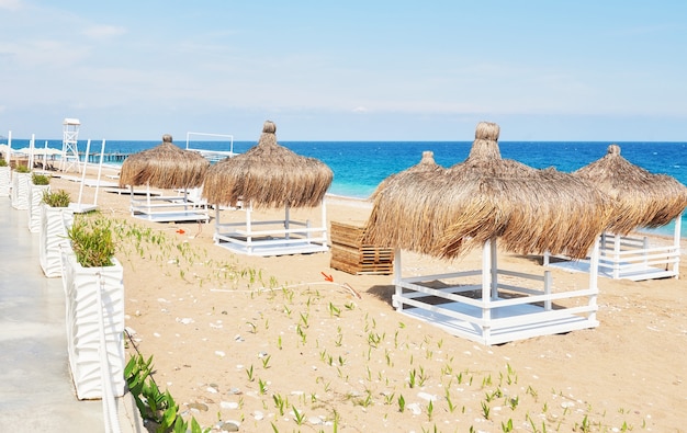 Chaises blanches sur la station balnéaire célèbre Amara Dolce Vita Luxury Hotel. Recours. Tekirova-Kemer. Dinde.