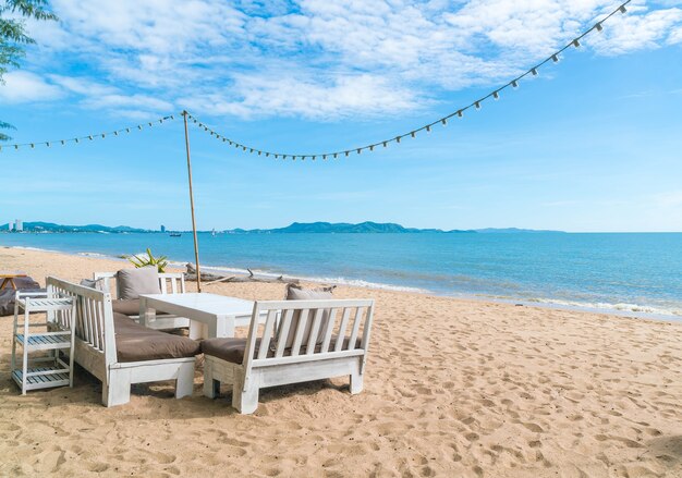 Chaises blanches et table sur plage