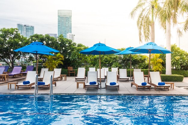 Chaises longues avec des parasols bleus