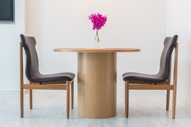 Photo gratuite chaises noires avec une table en bois
