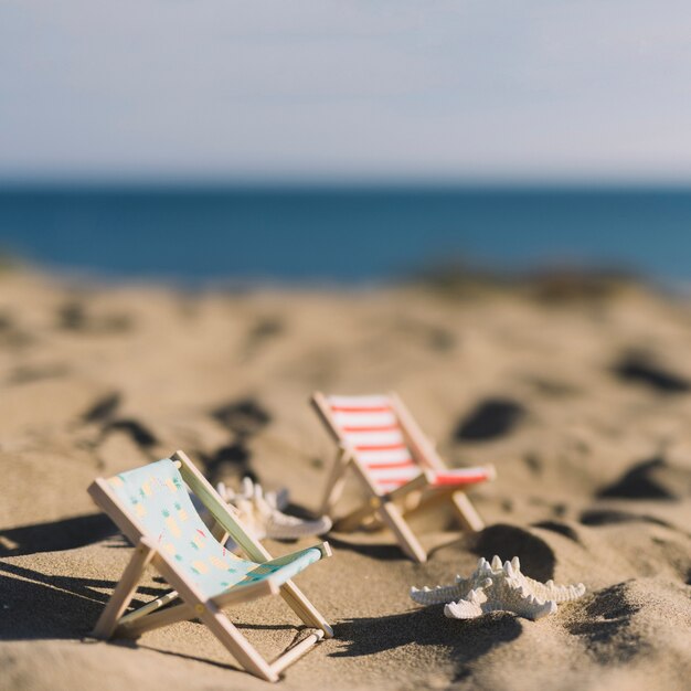 Chaises de plage sur le sable