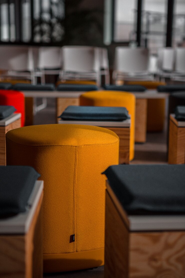 Chaises en plastique bleues et orange