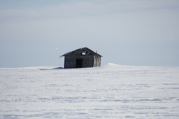 Chalet en bois unique en hiver pendant la journée