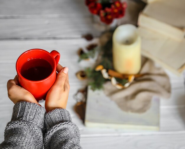 Chaleureux et confortable, mains de fille concept avec une tasse de thé