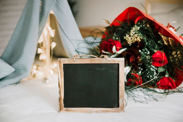 Photo gratuite chalkboard nd fleurs près de la tente de couverture