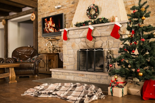 Chambre avec arbre de Noël et cheminée