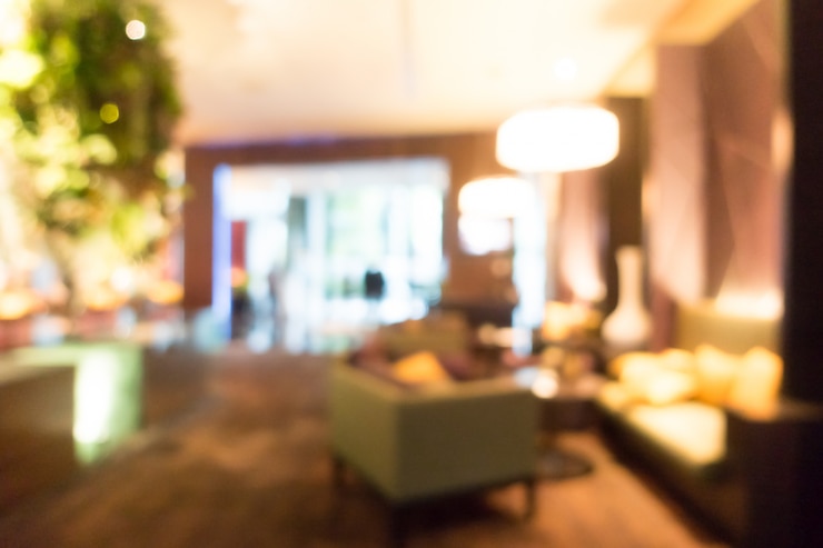 Photo gratuit chambre brouillé avec des lampes et fauteuils