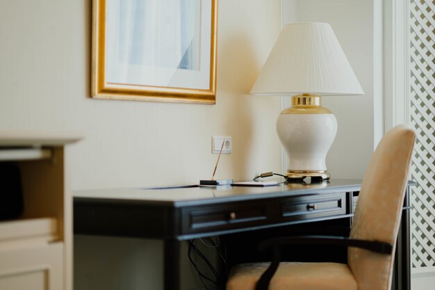 Chambre avec bureau en bois et chaise confortable