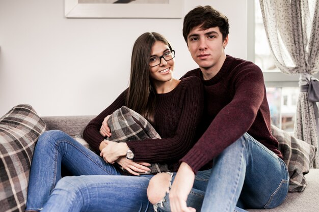 Chambre à coucher montre jeune couple