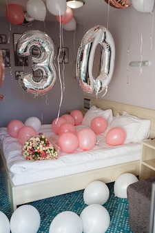 Chambre décorée de ballons roses pour un anniversaire, de ballons argentés pour une fête d'anniversaire de 30 ans