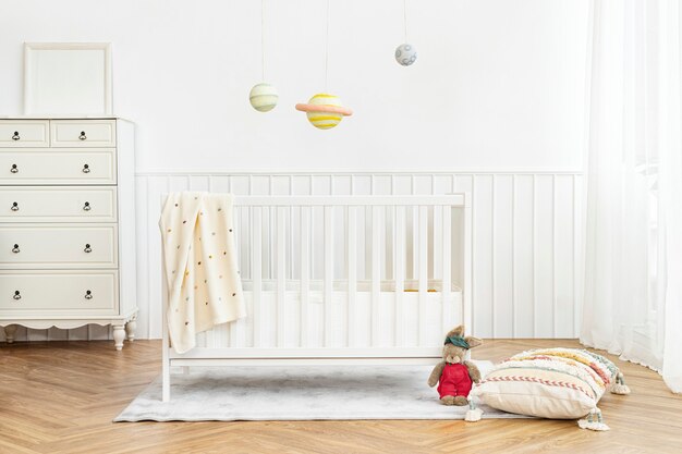 Chambre d'enfant d'intérieur scandinave avec berceau