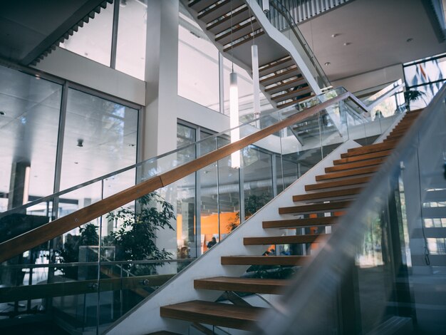 Chambre moderne avec un escalier en bois pendant la journée