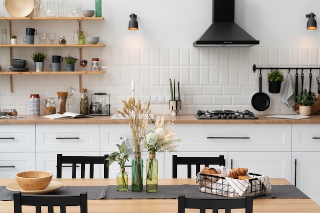 Chambre moderne vide avec des meubles