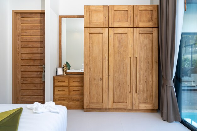 Chambre Spacieuse Et Moderne Avec Armoire En Bois Photo Premium