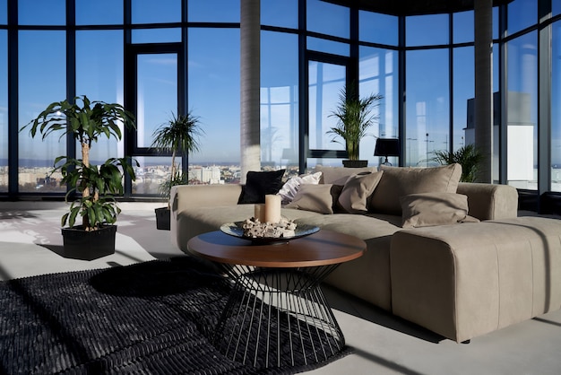 Chambre spacieuse et moderne avec grande fenêtre panoramique