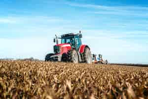 Photo gratuite champ de culture de la machine agricole tracteur