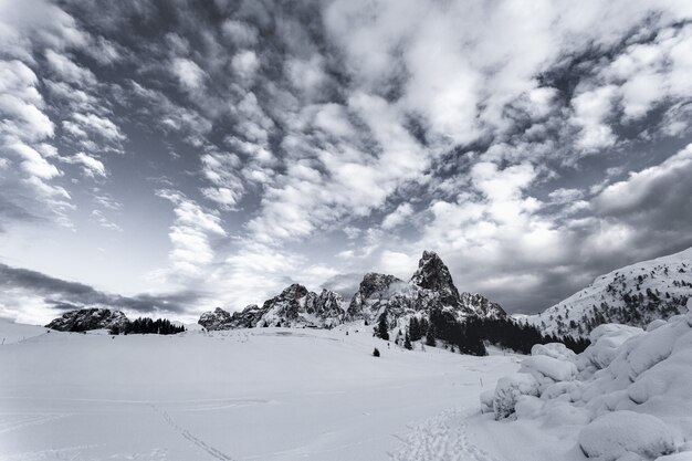 Champ de neige avec montagne