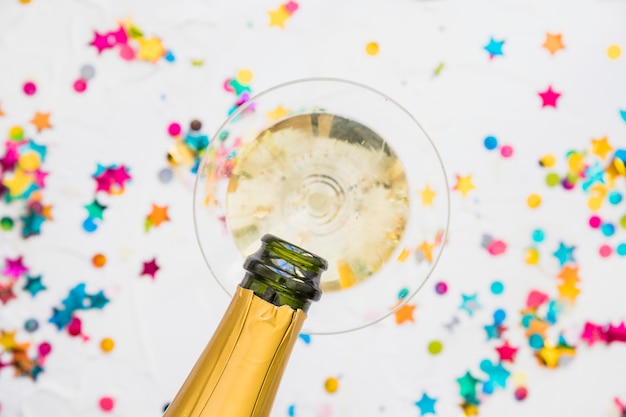 Photo gratuite champagne verser dans le verre de bouteille