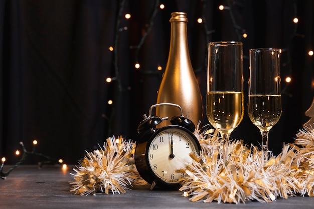 Photo gratuite champagne vue de côté pour la nuit du nouvel an