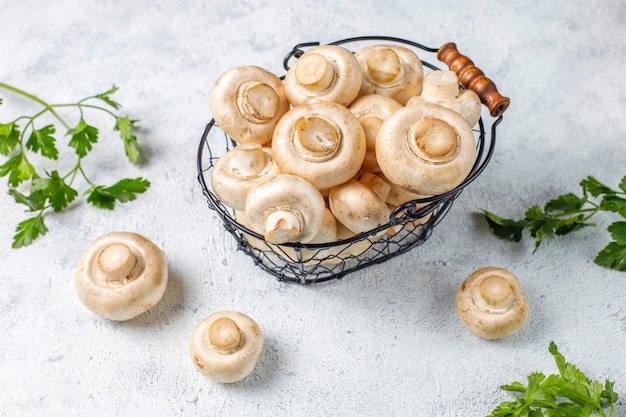 Champignon de champignons blancs bio frais, vue de dessus