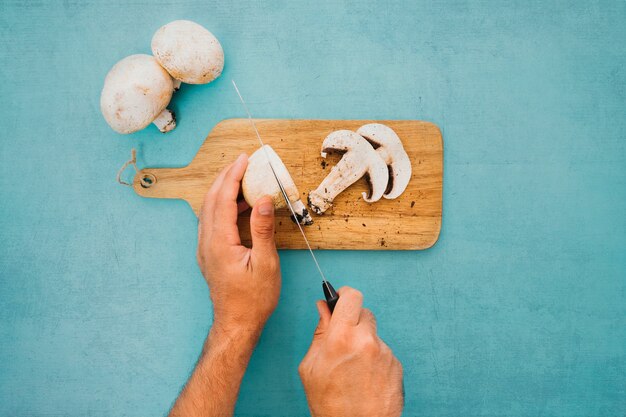 Champignon à découper à la main en tranches