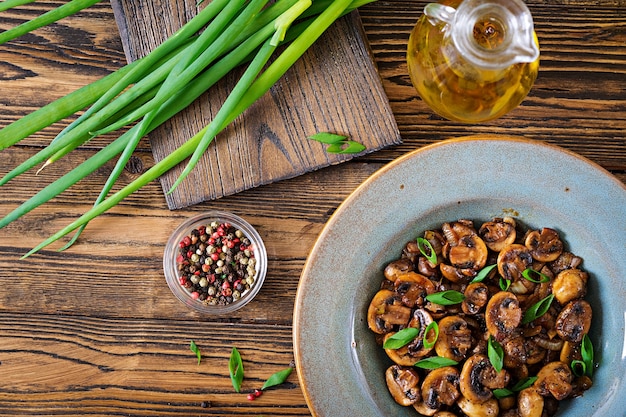 Champignons au four avec sauce soja et herbes. Nourriture végétalienne. Vue de dessus