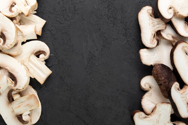 Champignons blancs sur un bureau sombre