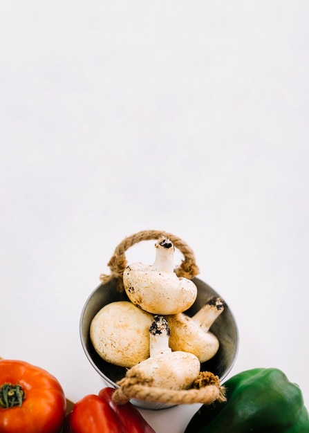 Photo gratuite champignons dans un pot en métal avec de l'espace sur le dessus