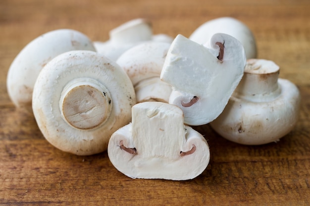 Champignons frais sur le fond wodden