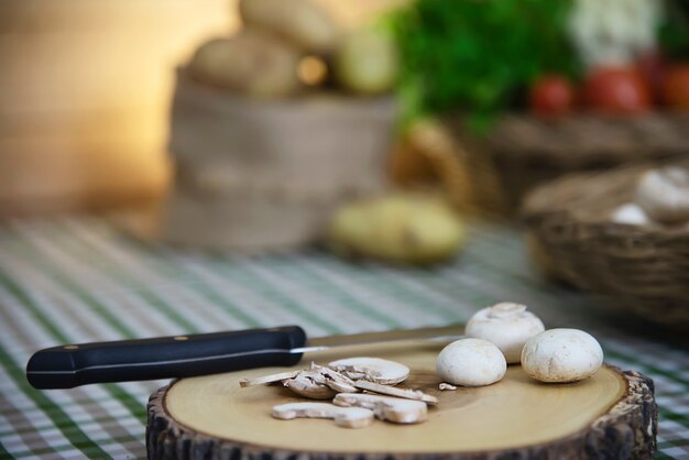 Champignons frais légume aux champignons dans la cuisine