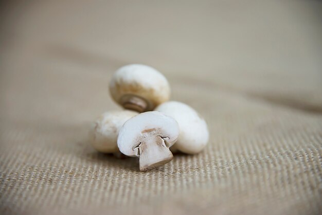 Champignons frais légume aux champignons dans la cuisine