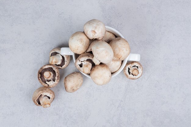 Champignons frais sur plaque blanche. Photo de haute qualité