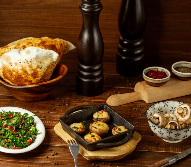 Champignons frits avec du fromage sur la table