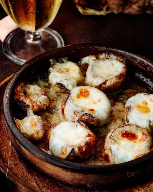 Champignons frits préparés avec du fromage fondu