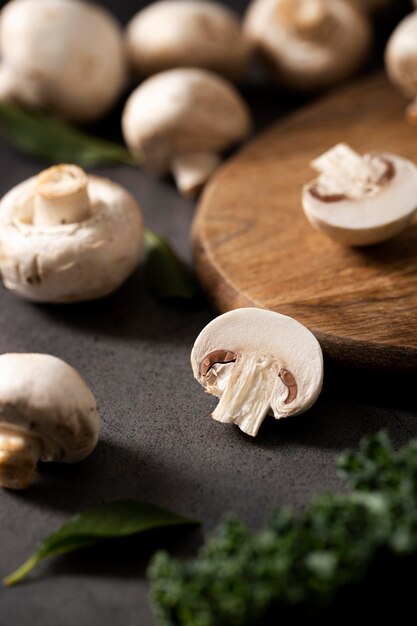 Champignons gros plan avec planche à découper