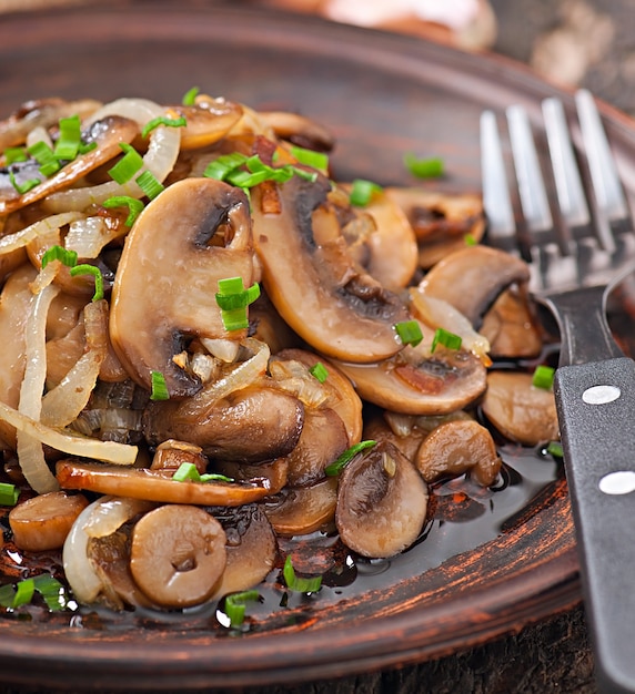 Photo gratuite champignons et oignons frits