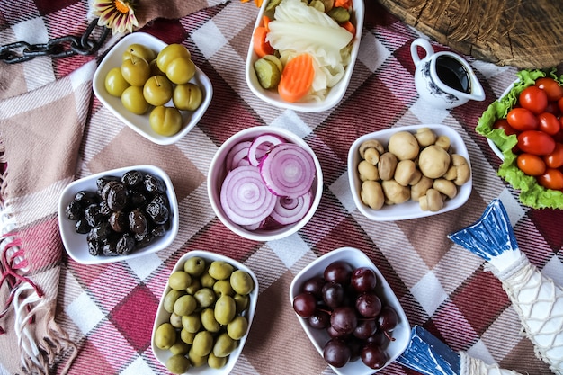 Champignons oignons tranchés cornichons mixtes sur la vue de dessus de table