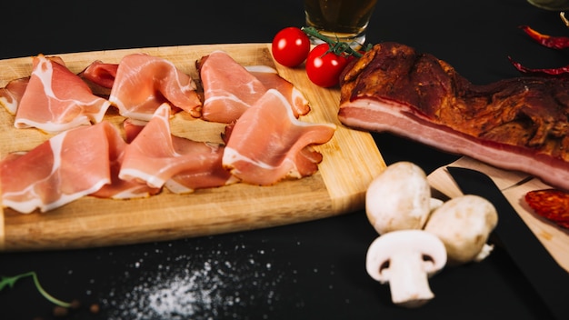 Champignons près de bacon et de viande