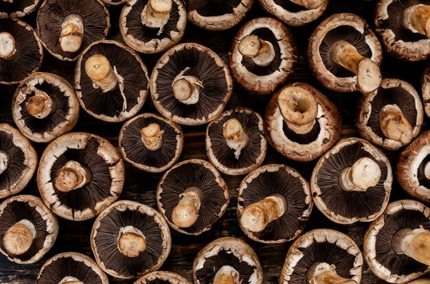 Champignons renversés sur une table en bois sombre. vue de dessus.