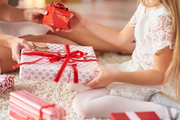 Échange de cadeaux entre fille et mère