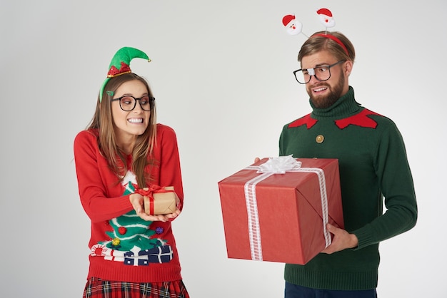 Échange de petits et grands cadeaux de Noël