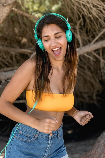 Chant femme au casque d&#39;écoute de musique