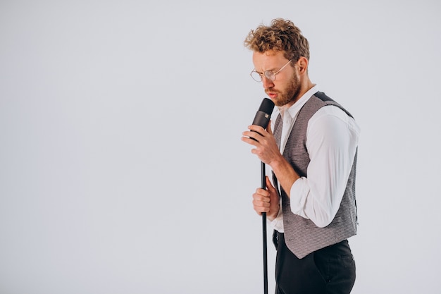 Chanteur avec microphone chantant en studio