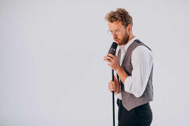 Chanteur avec microphone chantant en studio