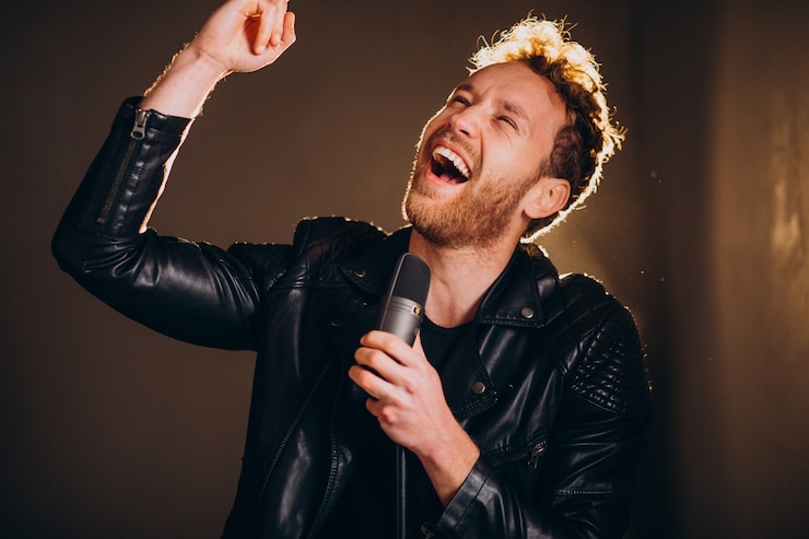 Photo gratuit chanteur avec microphone chantant en studio